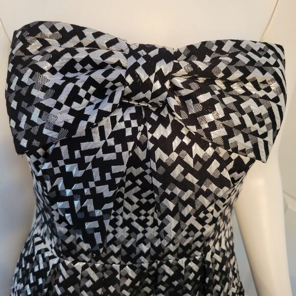 Eva Franco Silver & Black Geometric Strapless Mini Cocktail Dress Bow Size 4 USA - Picture 3 of 13